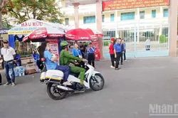 An Giang: Công an phường Châu Đốc đến tận nhà đưa thí sinh ngủ quên đi thi