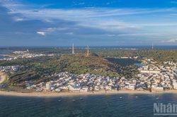 [Ảnh] Phú Quý bình yên trong nắng sớm sau chuỗi ngày biển động