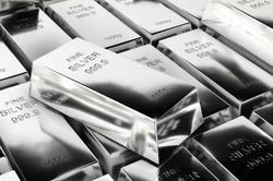 Cuối giờ sáng 11/6, giá bạc trong nước giảm nhẹ, giá thế giới có dấu hiệu phục hồi