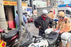 CSGT TPHCM xử phạt nhiều chủ xe máy do đi trên vỉa hè để 'né' kẹt xe