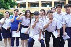 Thí sinh TPHCM rạng rỡ, tự tin bước vào môn thi đầu tiên