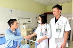 Gần 4 giờ giành giật sự sống cho trung tá công an bị đâm trọng thương