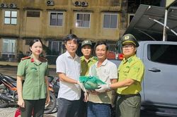 Nhặt được túi chứa con vật 'lạ', người đàn ông mang đến phường ngay trong đêm