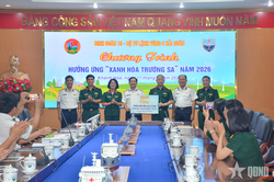 Binh đoàn 15 hỗ trợ phân bón góp phần 'Xanh hóa Trường Sa'