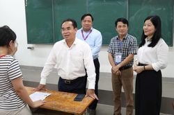 Lãnh đạo thành phố động viên, chúc thí sinh hoàn thành tốt kỳ thi Tốt nghiệp THPT 2026