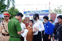 Thí sinh đến nhầm điểm thi, Công an cơ sở chở vượt 30km đến nơi làm bài mới an toàn