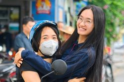 Phụ huynh ôm hôn, cổ vũ thí sinh bước vào ngày thi đầu tiên: