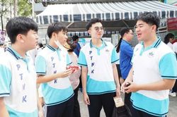 Thí sinh thích thú với đề Văn về quyền lực công nghệ