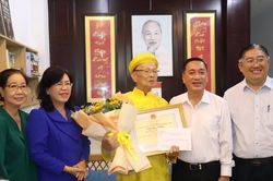 Trưởng Ban Tổ chức Thành ủy TPHCM thăm, chúc thọ người cao tuổi tiêu biểu