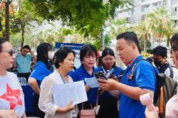 Những cuộc gọi hối hả trước giờ thi