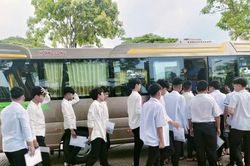 'Vì chúng tôi là người cha, người mẹ thứ hai của các em'