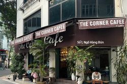 Hàng quán Hà Nội tự 'tạo' vỉa hè trong nhà để giữ chân khách