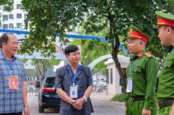 Giám đốc Sở GD&ĐT Bắc Ninh động viên thí sinh trước giờ thi