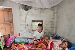 Ứa nước mắt câu khích lệ 'mẹ ơi cố lên' của cậu bé lớp 6 chăm mẹ liệt giường