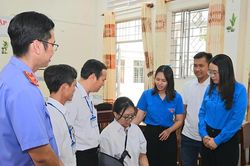 'Đôi tay' đặc biệt viết tiếp giấc mơ đại học cho nữ sinh tại Cà Mau