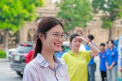 Thí sinh đến trường thi với sự cổ vũ nhiệt tình của tình nguyện viên