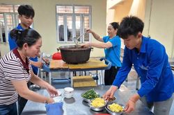 Ấm lòng những bữa cơm miễn phí mùa thi ở Quan Sơn