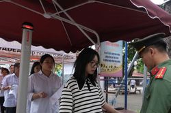 'Cửa từ' nhắc thí sinh không mang điện thoại, tài liệu vào phòng thi