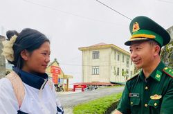 Những người lính quân hàm xanh tiếp thêm niềm tin cho sĩ tử vùng cao