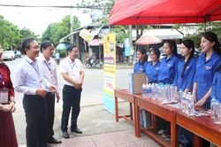 Màu áo xanh lan tỏa yêu thương, đồng hành sĩ tử Quảng Trị trong mùa thi