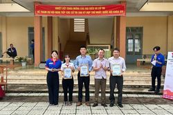 Sĩ tử Đắk Lắk ấm lòng với suất cơm miễn phí từ các y, bác sĩ