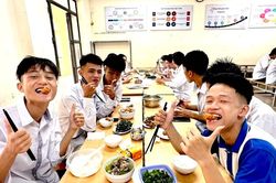 Bữa cơm yêu thương tiếp sức sĩ tử Hưng Yên