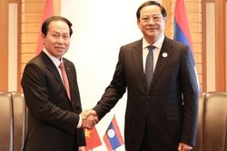 Phó Thủ tướng Lê Tiến Châu hội kiến Thủ tướng Lào Sonexay Siphandone