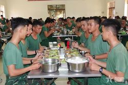 Ấm áp bữa cơm chiều của những người lính xa nhà