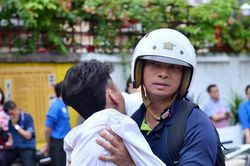 Thí sinh đặc biệt, 12 năm đến trường bằng đôi chân của cha