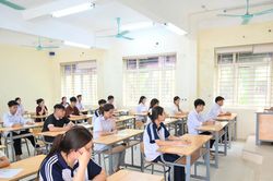 Hơn 5.000 thí sinh bỏ thi Ngữ văn, 12 em bị đình chỉ