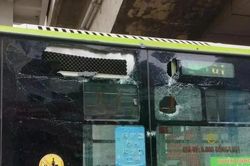 Hà Nội: Mảng vữa từ nhà ga metro Văn Khê rơi trúng xe buýt
