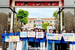 Áo xanh 'dầm mưa, đội nắng' tiếp sức sĩ tử 'vượt vũ môn'