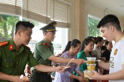 Thức từ tinh mơ nấu cơm tiếp sức học trò vượt biển đi thi