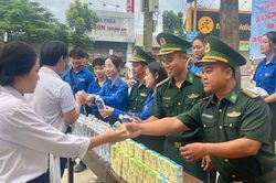 Tuổi trẻ Biên phòng tiếp sức sĩ tử vùng biên