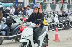 Hà Nội dự chi hơn 1.000 tỷ hỗ trợ người nghèo chuyển đổi xe điện