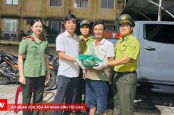 Người dân tự nguyện giao nộp cá thể tê tê Java quý hiếm