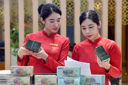 Tại sao gửi tiền ngân hàng trả lãi suất cao vót 8%/năm dù kỳ hạn chỉ 1 tháng?