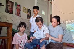 Chồng mất, người phụ nữ gồng gánh nuôi 3 con, 2 bé mắc bệnh nặng