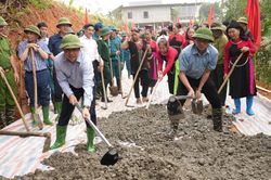 Đảng viên Hua Bum lan tỏa thông tin, khơi dậy ý chí vươn lên