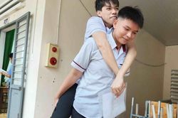Xúc động hình ảnh nam sinh cõng bạn gãy chân vào phòng thi tốt nghiệp THPT
