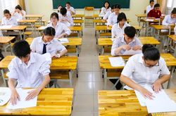 Hơn 5.300 thí sinh vắng thi tốt nghiệp môn Văn, 12 em bị đình chỉ buổi đầu tiên