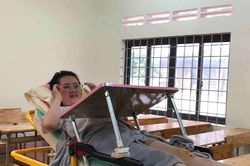 Nữ sinh gãy xương chậu nằm trên băng ca làm bài thi tốt nghiệp THPT
