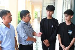 Thi tốt nghiệp THPT: 'Chúng tôi đi cùng các em, chăm sóc như con mình'