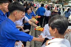 Chuyến xe đặc biệt từ bệnh viện đến phòng thi tốt nghiệp THPT
