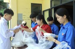 Những suất cơm miễn phí tiếp sức mùa thi tại điểm thi miền núi, biên giới Quảng Ninh