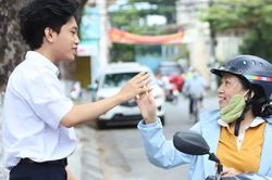 Cha mẹ hồi hộp ngoài cổng trường, âm thầm tiếp sức con trong kỳ thi tốt nghiệp THPT 2026