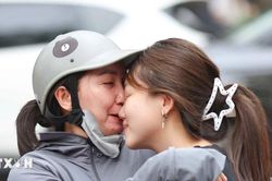 Khi tình yêu thương của cha mẹ hóa thành tiếng cười rộn rã nơi cổng trường thi