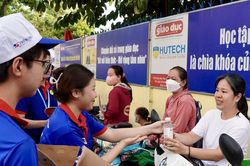 Màu áo xanh đồng hành cùng sỹ tử vượt vũ môn