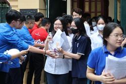 Nhiều lực lượng đồng hành cùng các sỹ tử trong ngày đầu thi tốt nghiệp THPT 2026