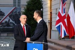 Bộ trưởng Quốc phòng Anh John Healey tuyên bố từ chức
